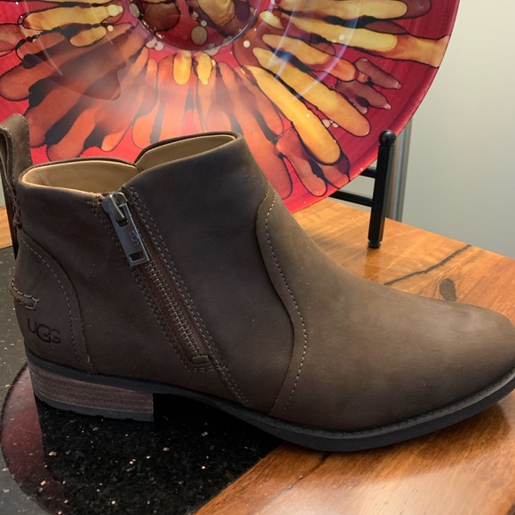UGG boots Size 8 - Picture 2 of 3
